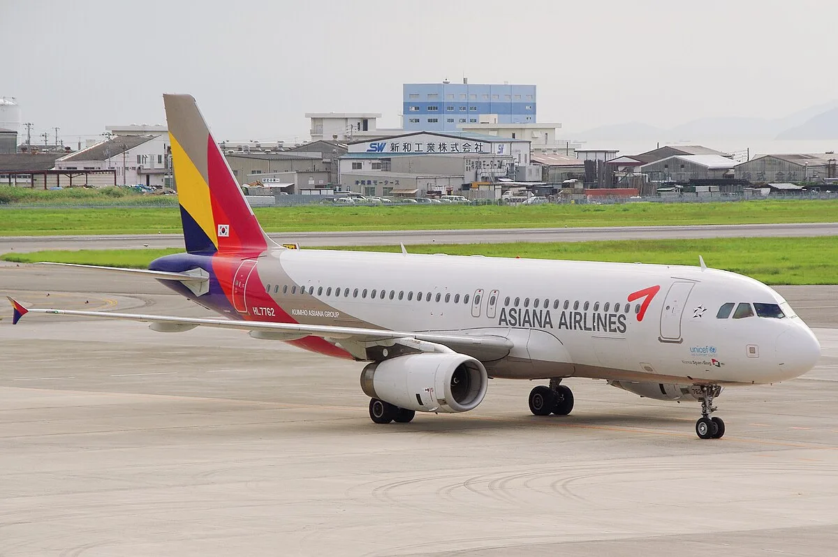 마쓰야마공항 활주로를 달리는 아시아나항공 여객기